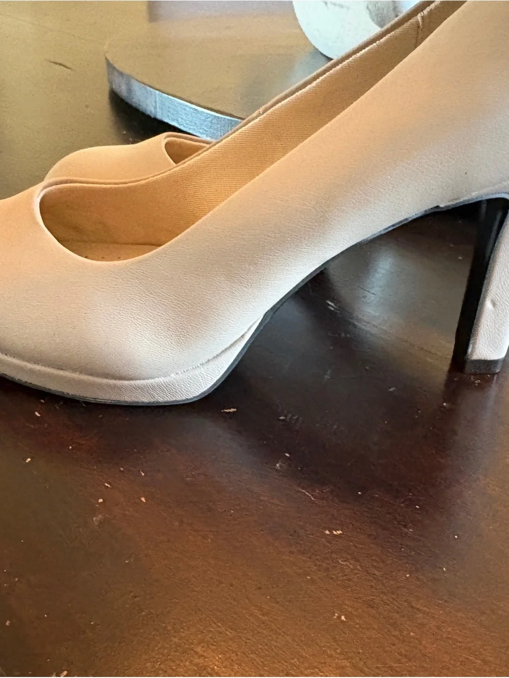 Classic Women’s Round-Toe Mid Heel Pumps in Beige. Life stride.  6.5